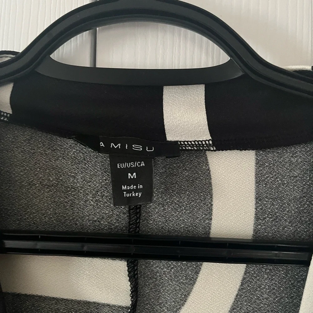 Amisu Black and White Graphic Blouse Cap Sleeve - Picture 2 of 2